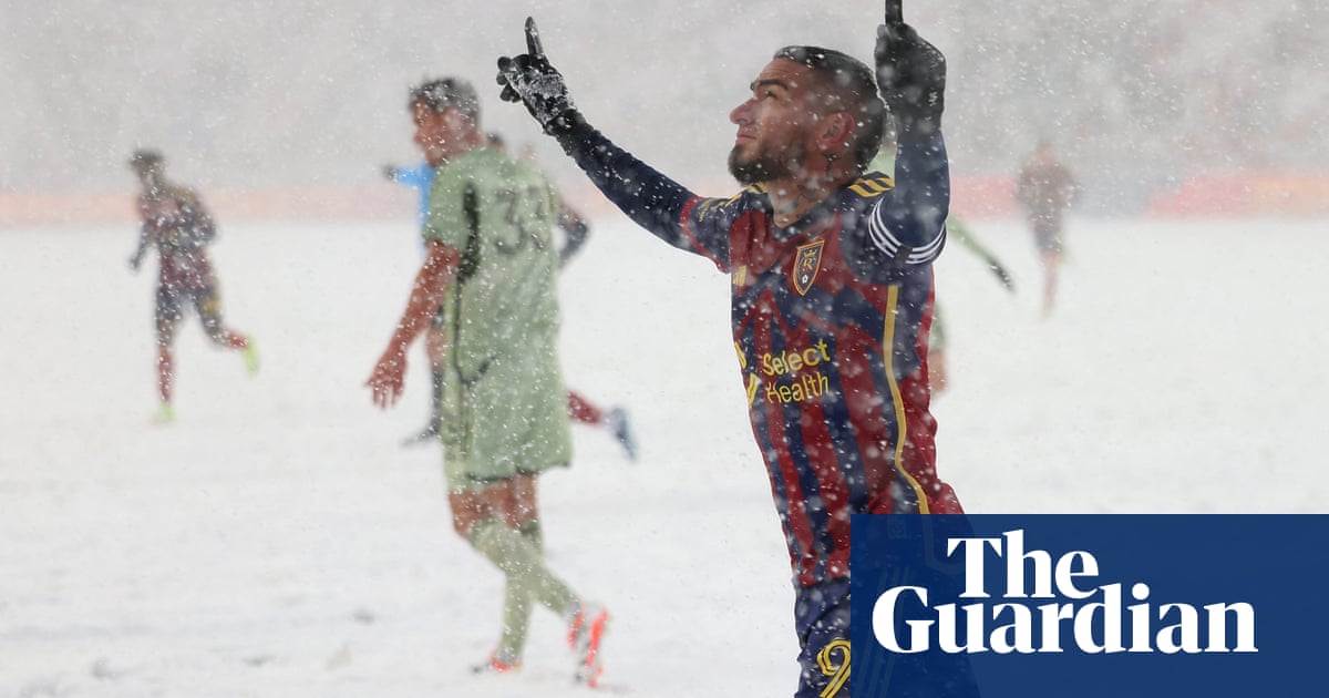 ‘Absolute disgrace’: LAFC coach criticizes MLS for playing in blizzard | MLS