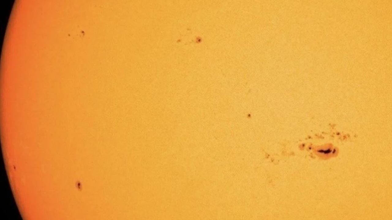 Large cluster of sunspots that can cause strong solar flares detected by NASA