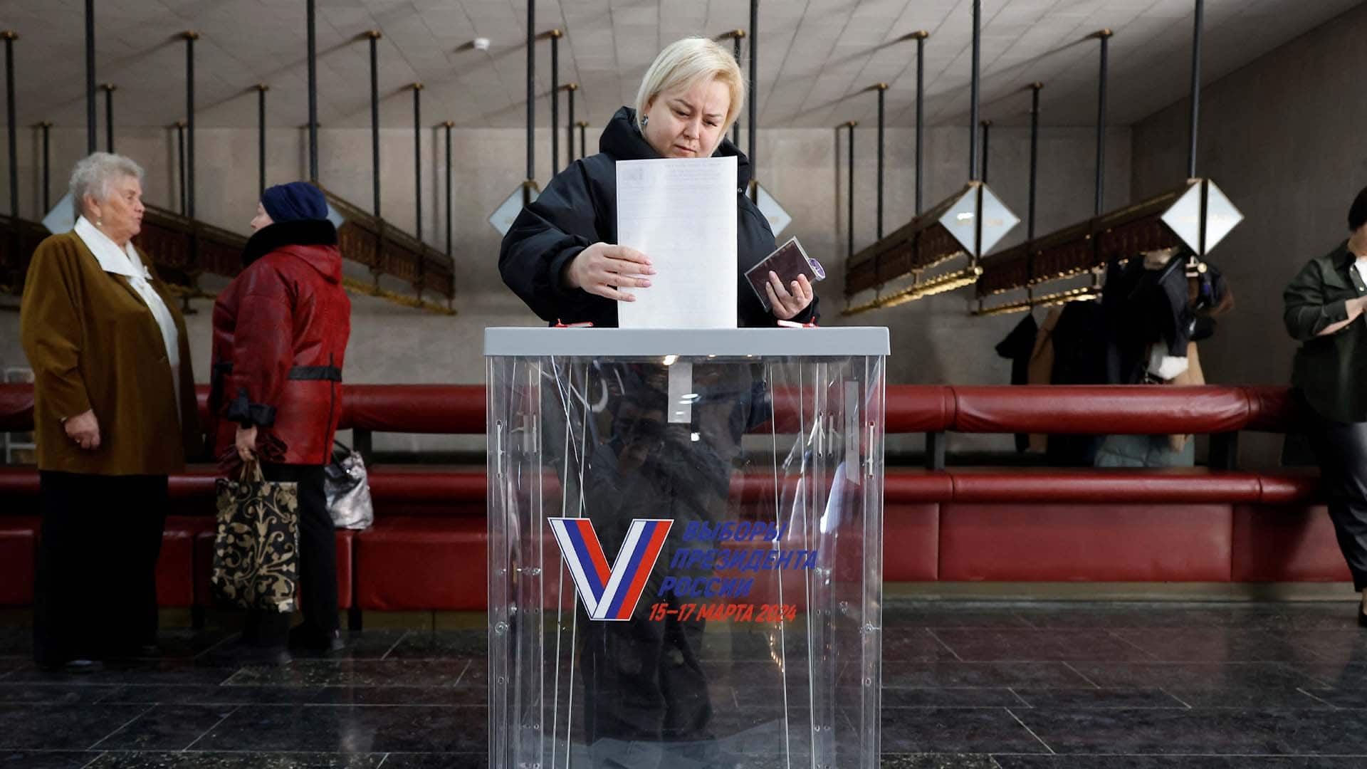 Russians vote in election without viable opposition candidates