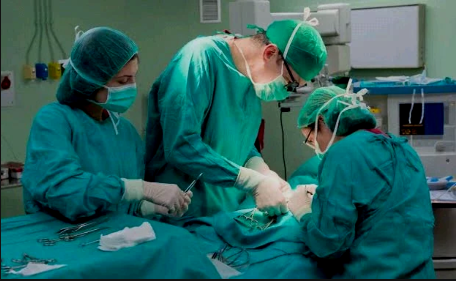 2 Reasons Why Doctors Wear Green or Blue Attire During Operation
