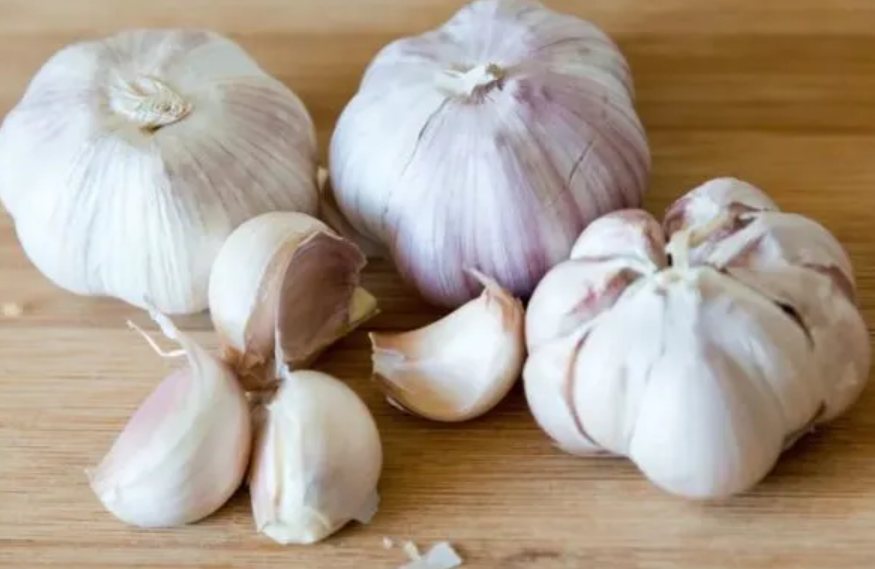 4 benefits of sleeping with a garlic clove under your pillow