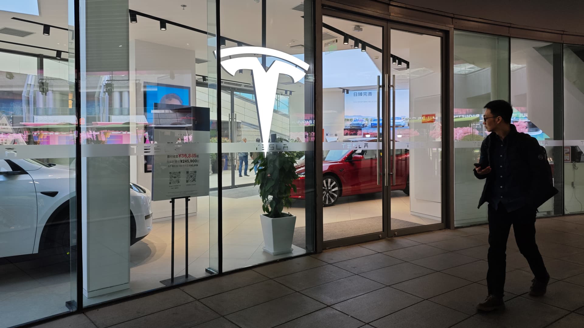 Tesla shares slide, Li Auto sinks as EV makers slash prices