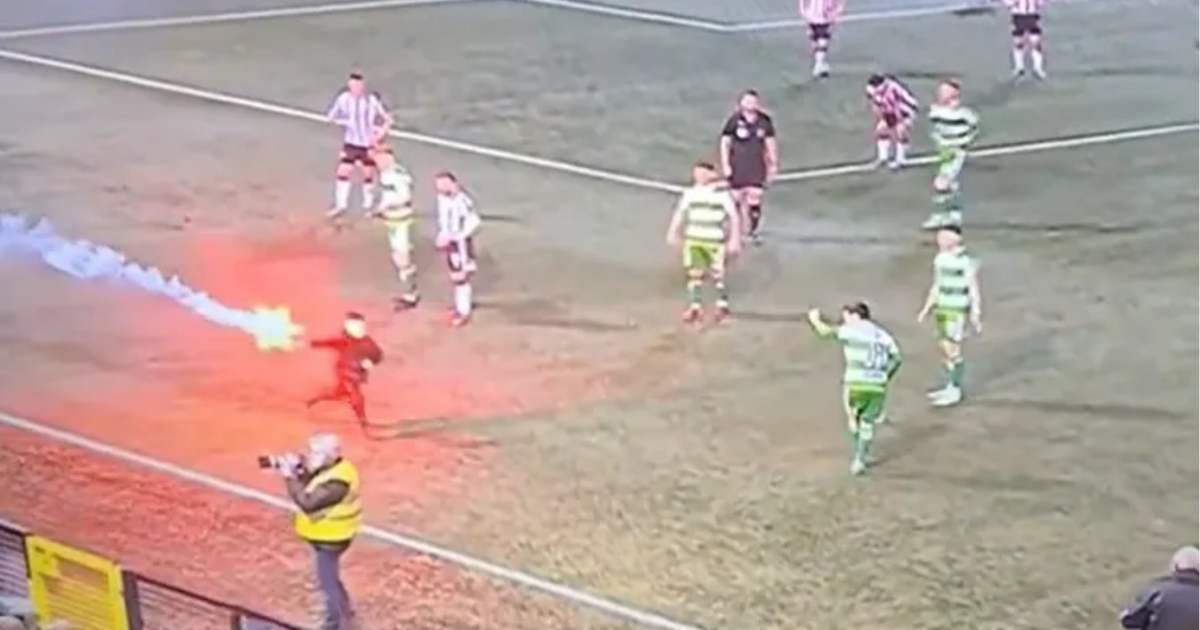 Derry City v Shamrock Rovers halted by pitch-invading child with flare | Football