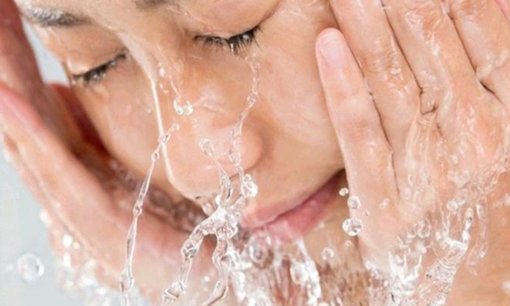 If you wash your face with salt water regularly for a month, this is what will happen