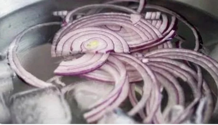 Soak Onions In Water Overnight, Drink On An Empty Stomach If You Want This To Happen
