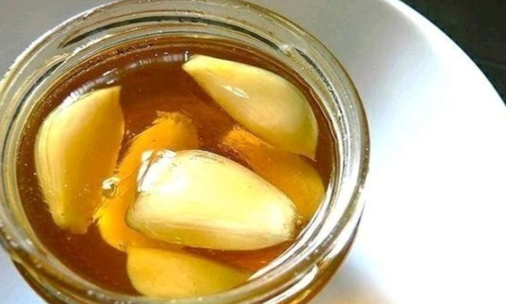 What Happens To Your Body If You Eat Garlic And Honey On Empty Stomach For 7 Days?