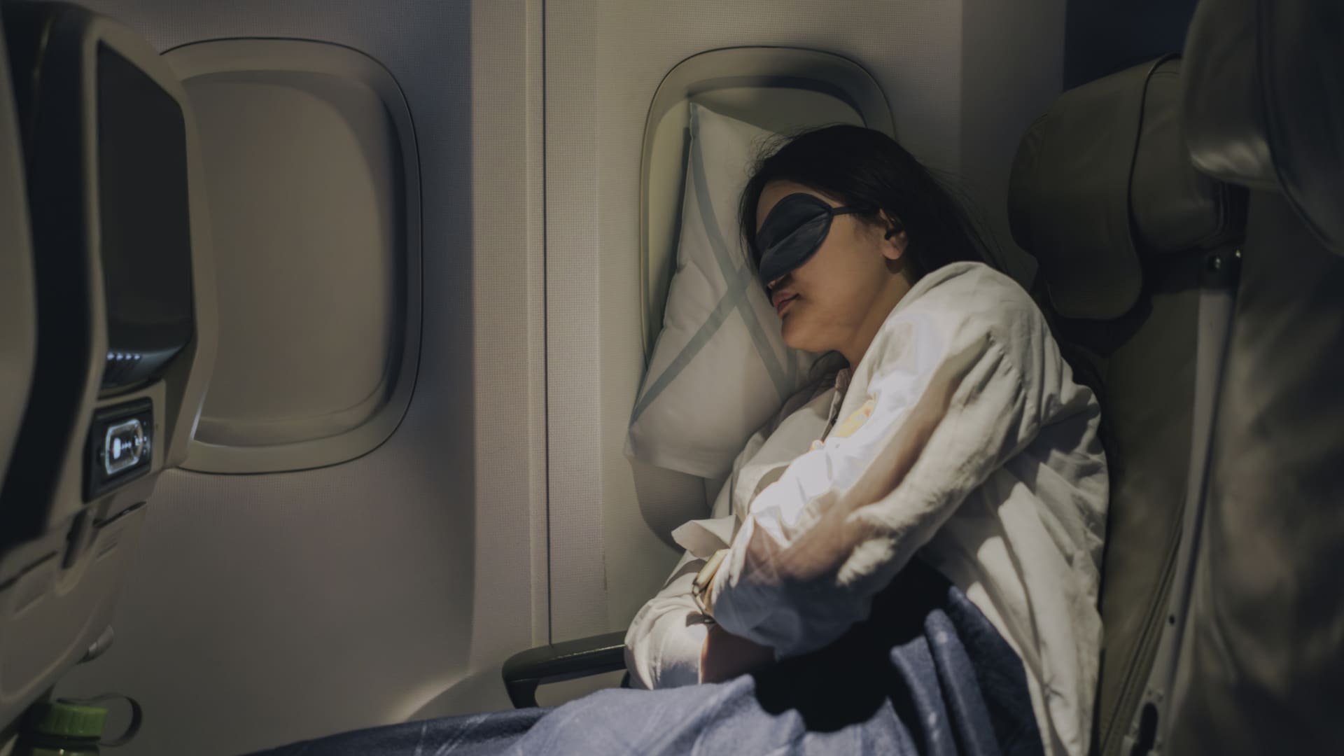 Drinking alcohol before napping on flights presents health risk: study