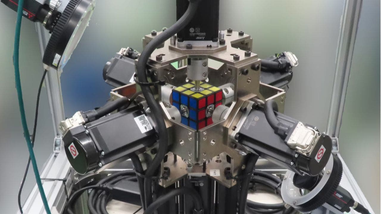 Crazy fast electric robot sets new Rubik’s Cube world record