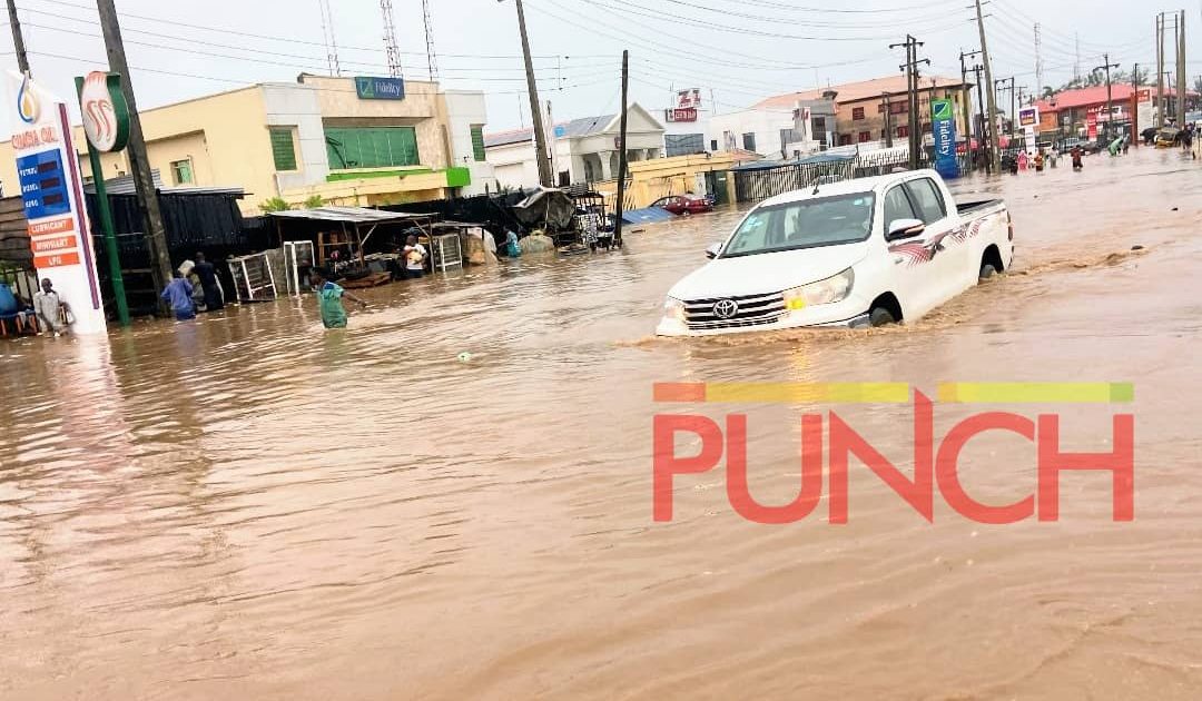 PHOTOS: Flood wreaks havoc on Lagos-Abeokuta Expressway
