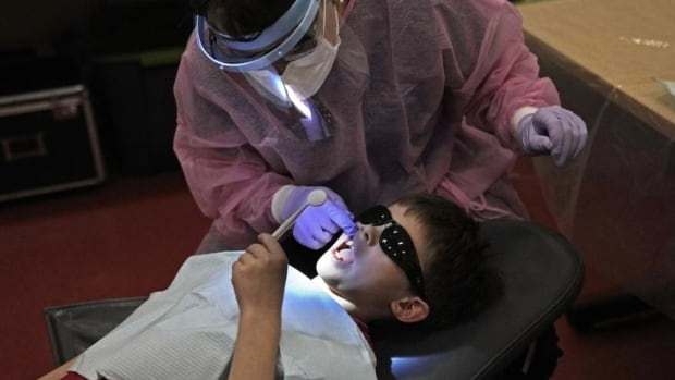 Denturists, dental hygienists, assistants back dental care plan despite dentists' criticisms