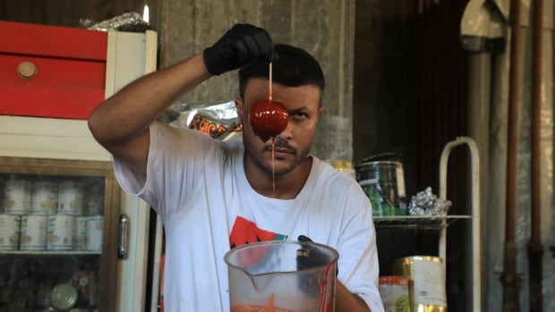 This Gaza man makes videos cooking aid food for children in displacement camps