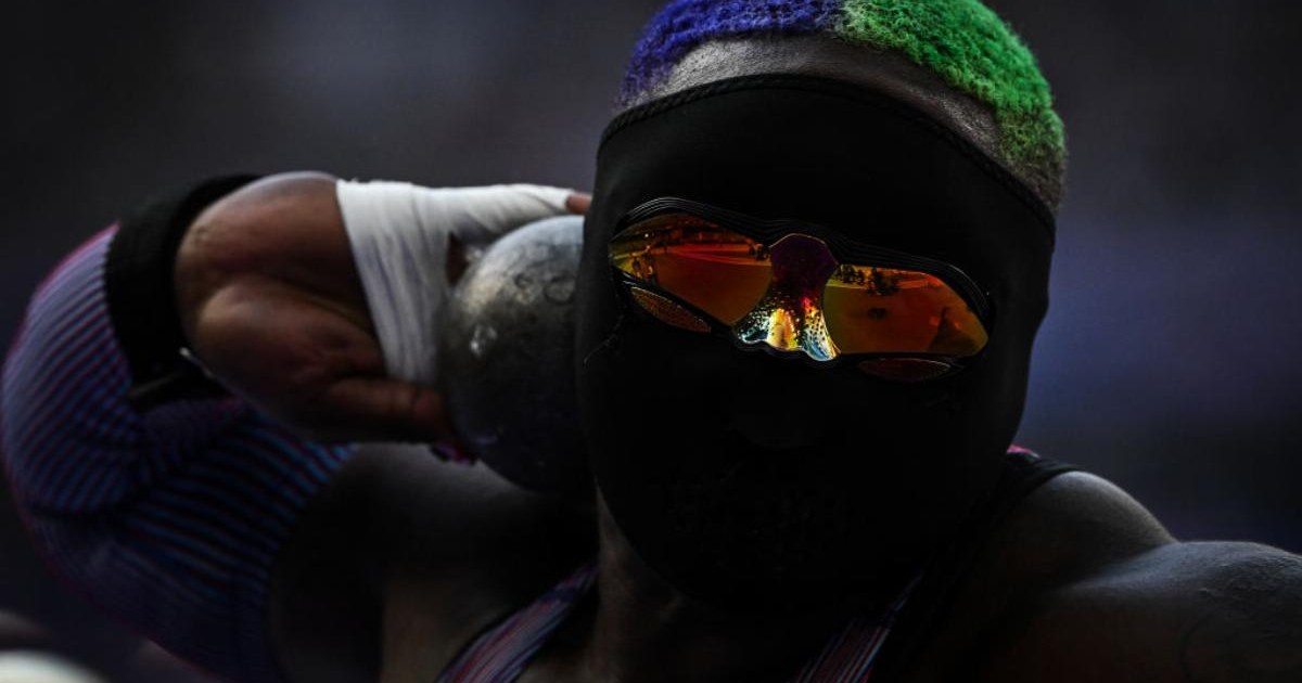 Why does Raven Saunders wear a mask and glasses during the shot put?