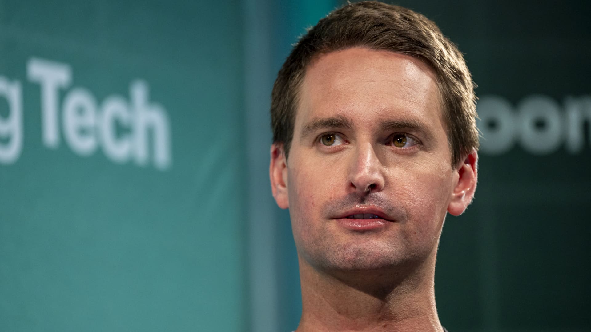 Snap shares plunge more than 20% on weak guidance