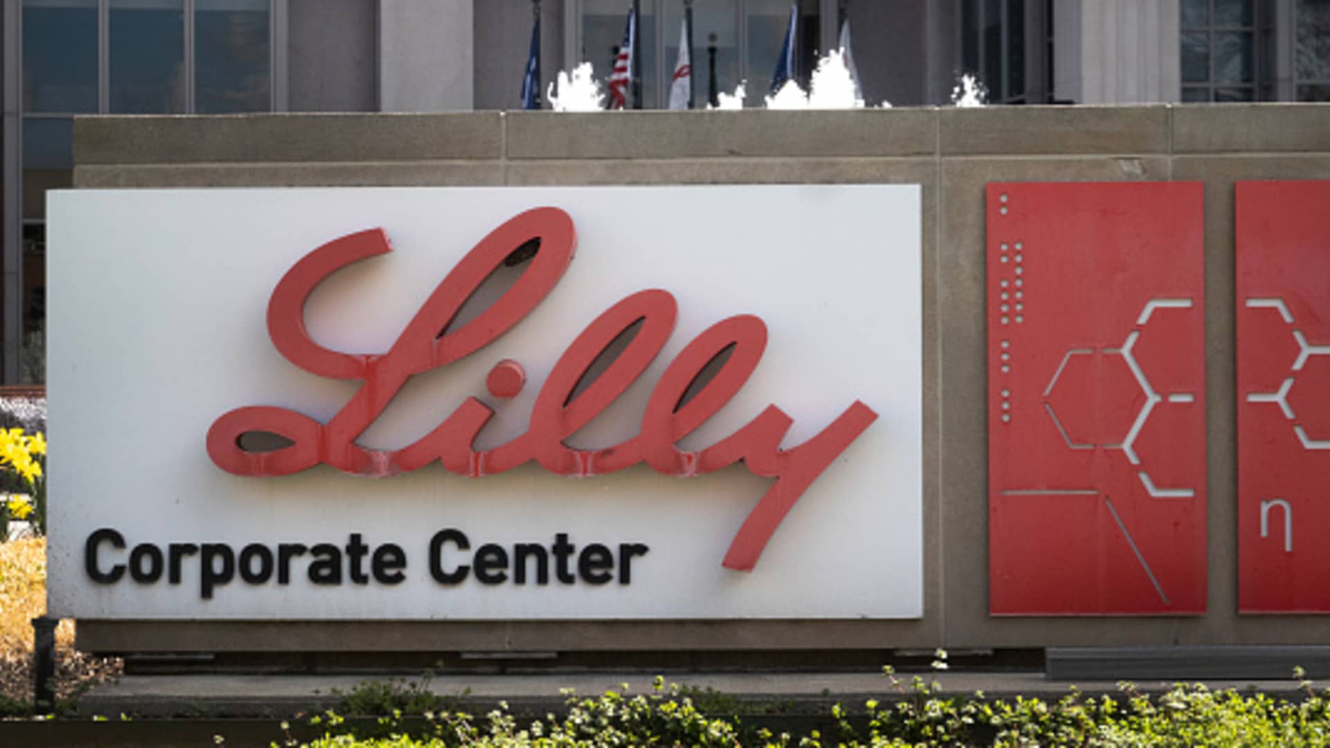 Eli Lilly could become the first $1 trillion healthcare stock