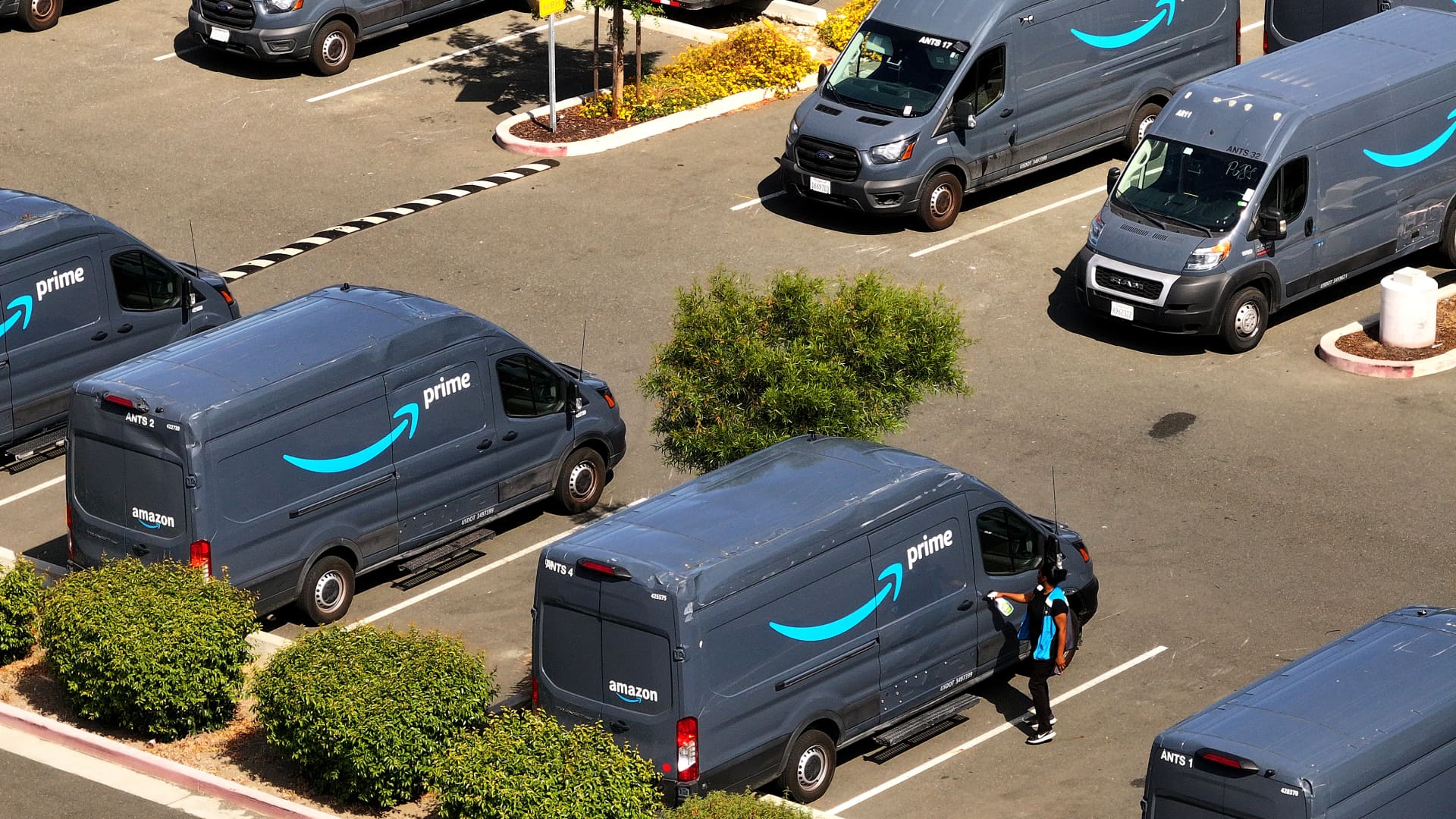 Amazon hikes pay for delivery drivers amid growing union pressure