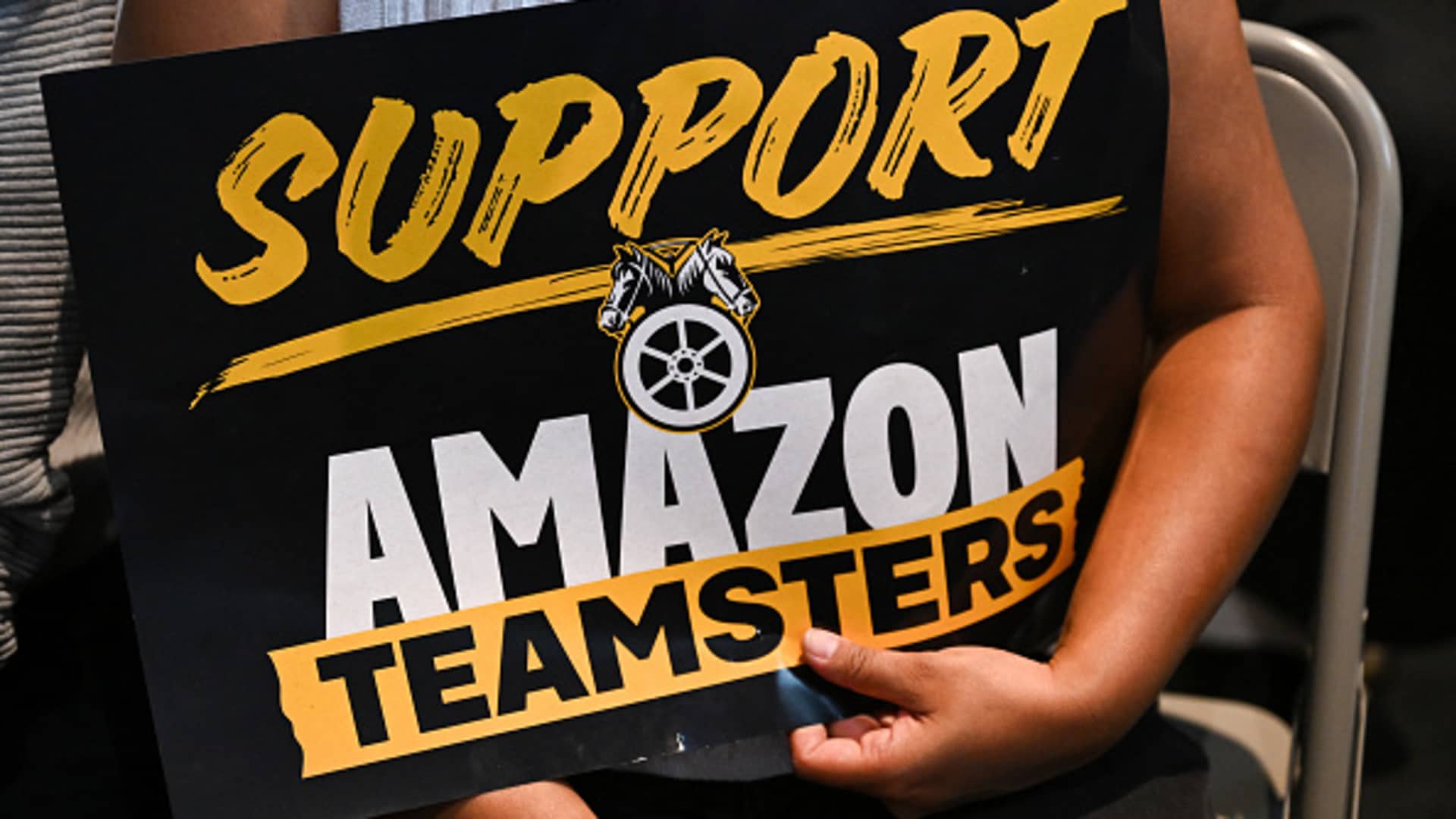 Hundreds of Amazon delivery drivers in New York join Teamsters union