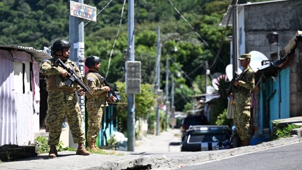 Soldiers, police fence off El Salvador neighbourhood, in search for gang members