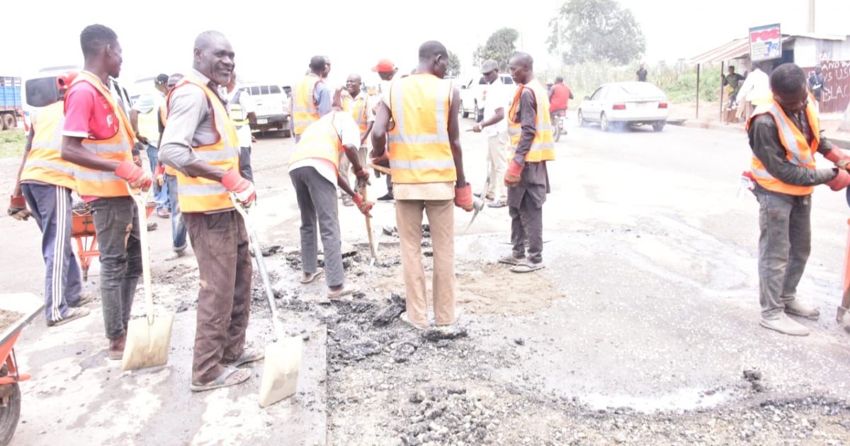 FG begins palliative works on Abuja-Kaduna dual carriageway