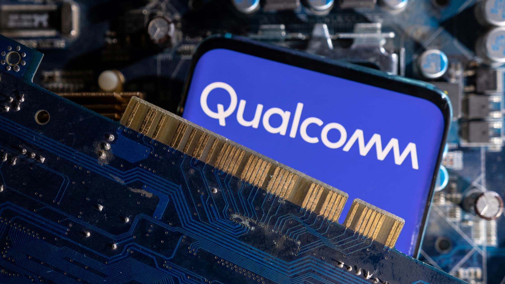 Qualcomm shares fall 4.5% after Arm threatens to scrap key license