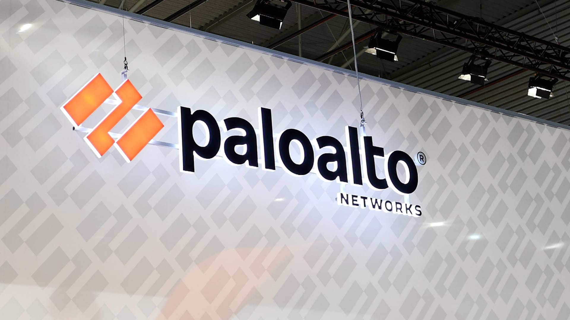 Palo Alto shares helped by contract news, Abbott Labs braces for ruling