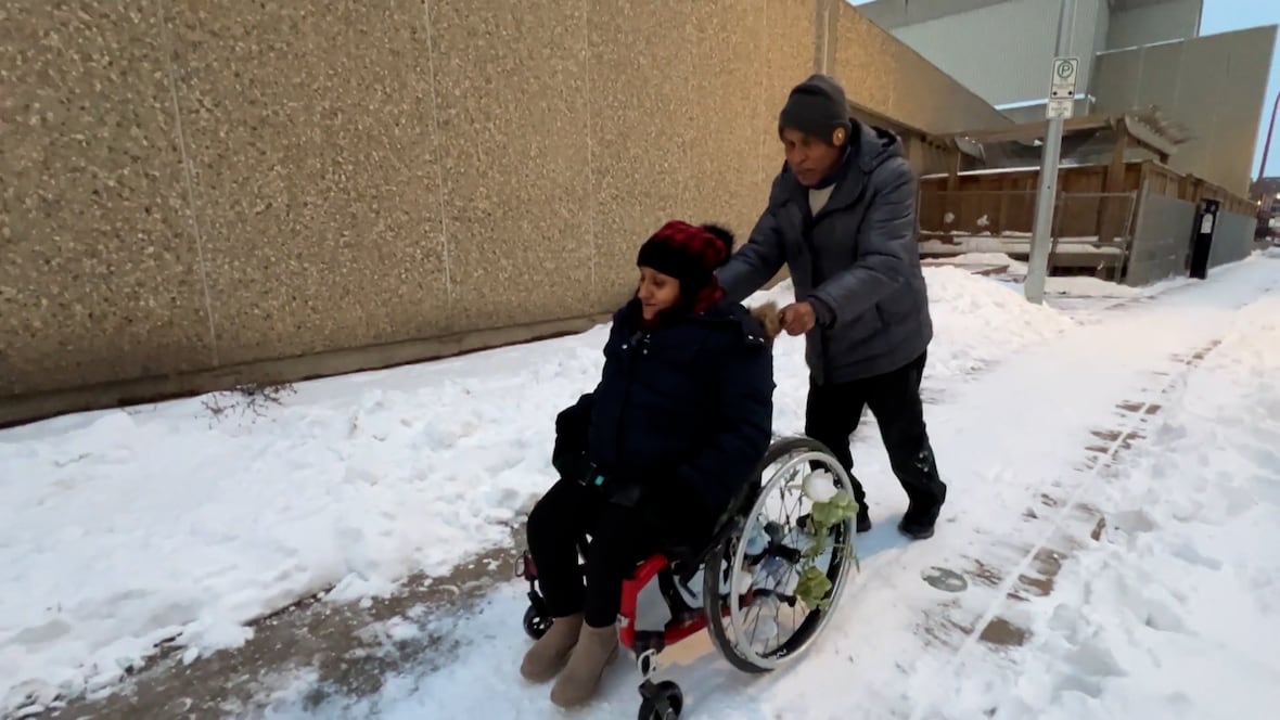 A fall would be 'disastrous' for this woman: see how she searches for safe access after a snowfall