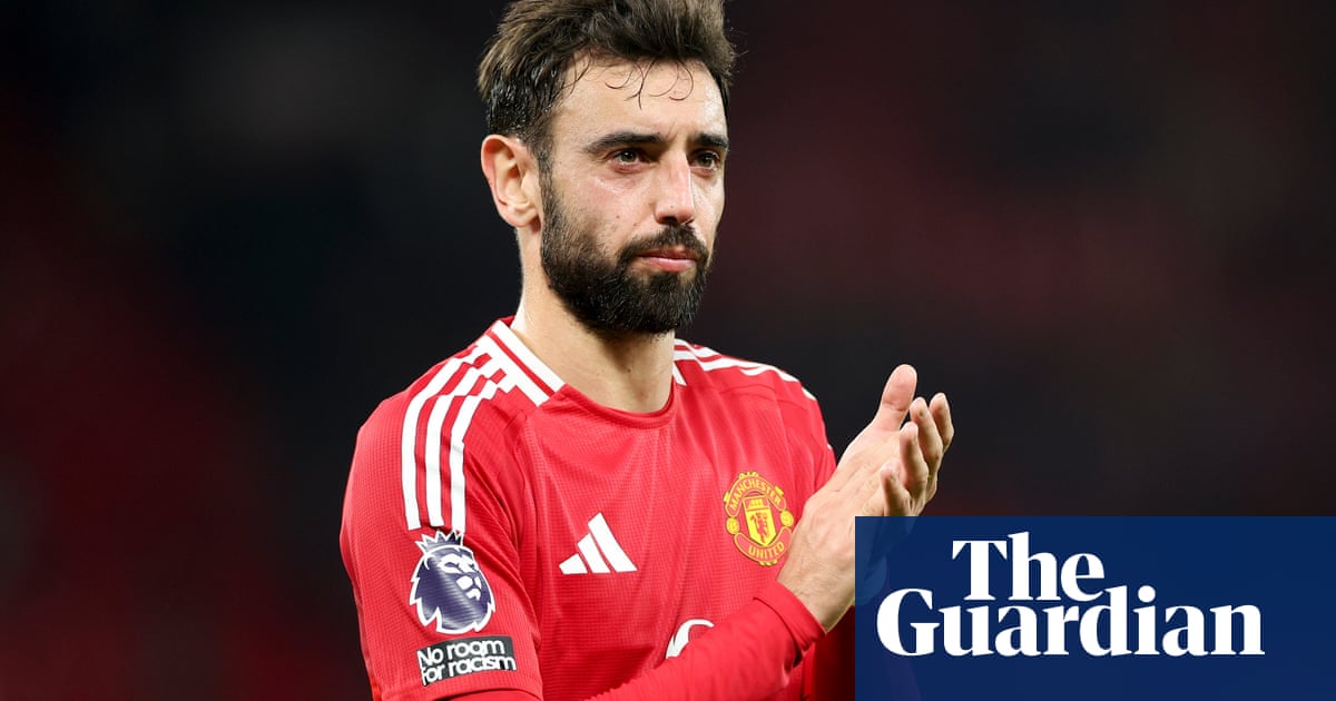 Manchester United’s Bruno Fernandes helps unwell passenger during flight | Manchester United