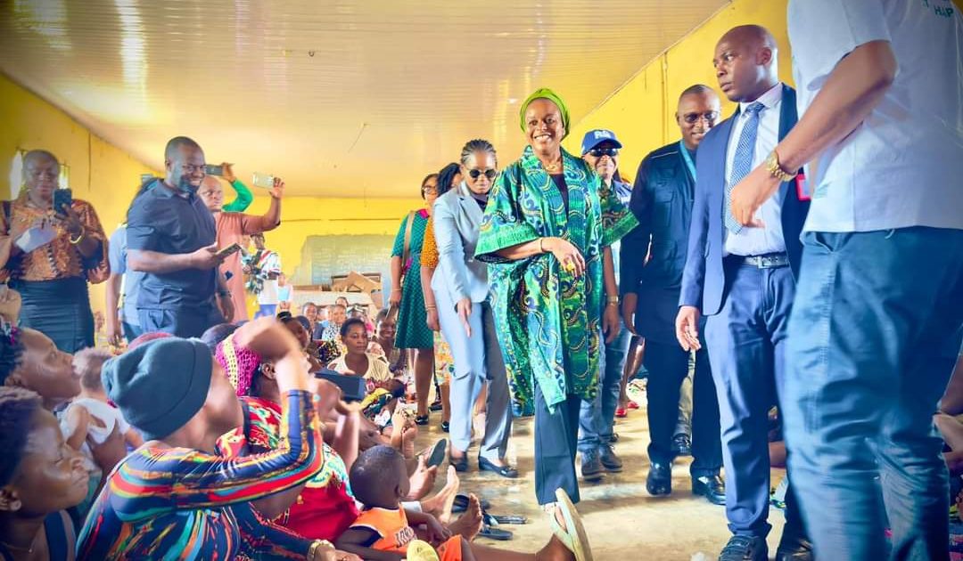 Anambra First Lady donates relief materials to flood victims in IDP camp