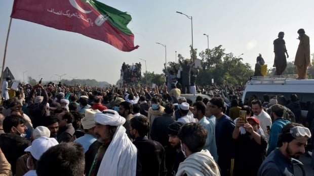 Security forces in Pakistan launch operation to disperse Imran Khan's supporters from streets