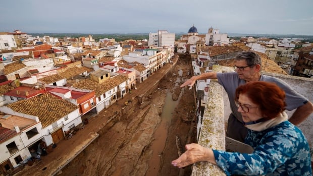 Thousands of soldiers, volunteers join cleanup efforts after Spain flooding kills more than 200