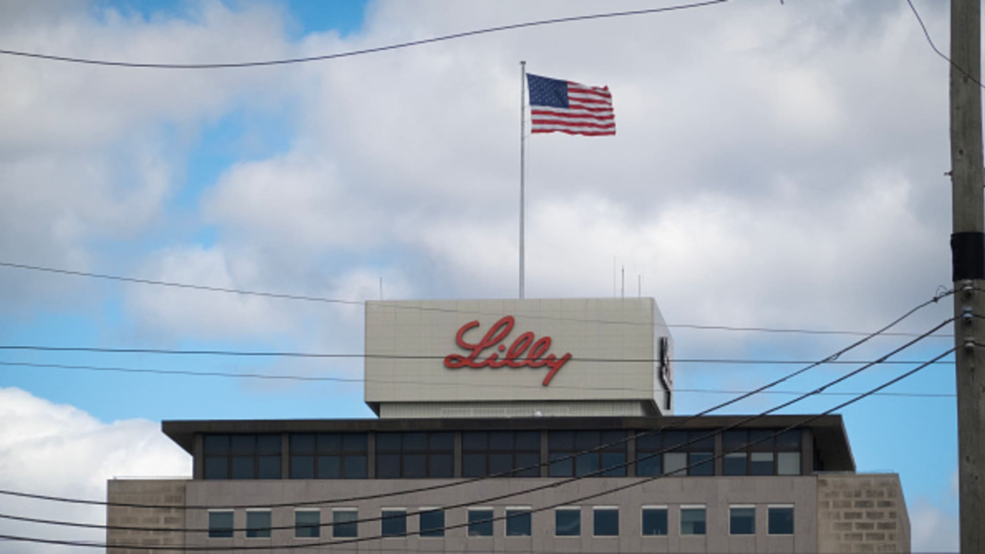 Eli Lilly's obesity drug beats rival in head-to-head trial — where Cramer sees shares going next