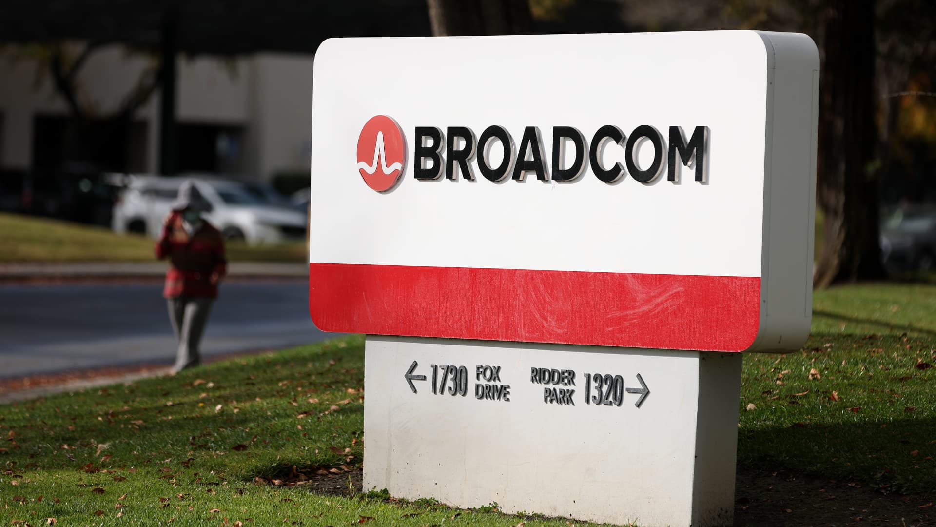 Broadcom stock jumps 21%, pushing company past $1 trillion market cap