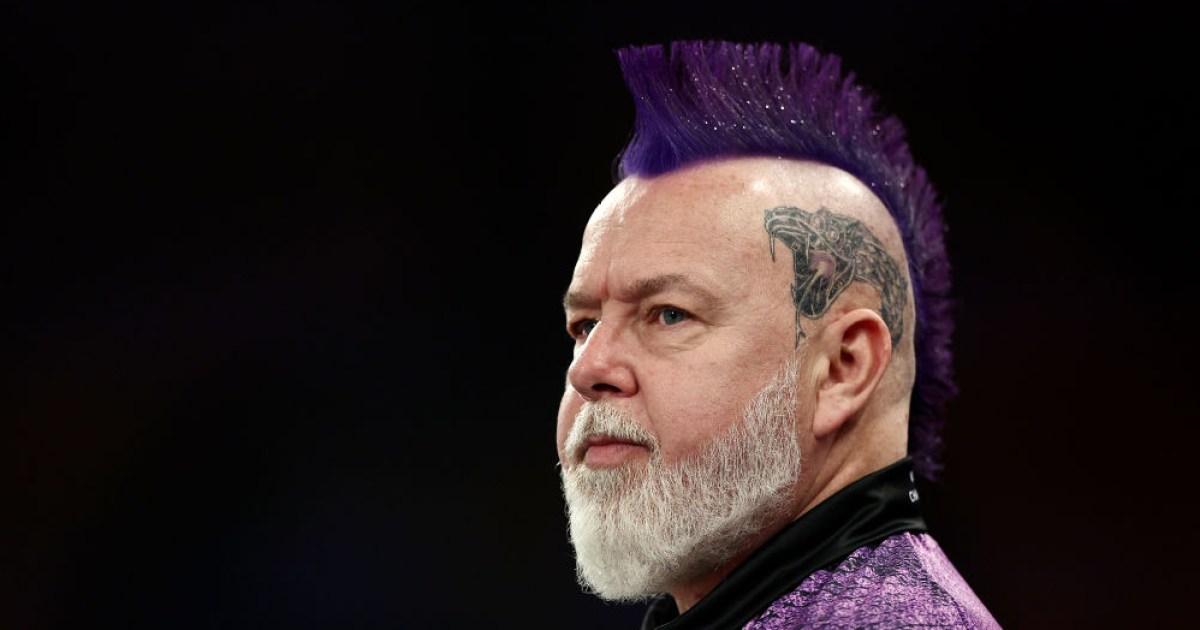 Peter Wright 'rubbish' but survives opening World Darts Championship contest