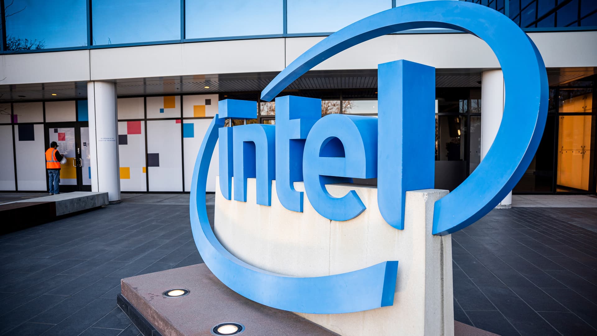 Intel considers outside CEO to replace Pat Gelsinger, taps headhunters