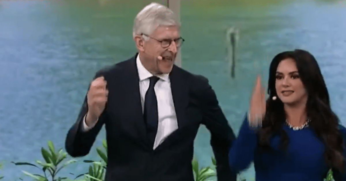 Arsenal fans baffled by Arsene Wenger's dance moves at FIFA Club World Cup Draw | Football